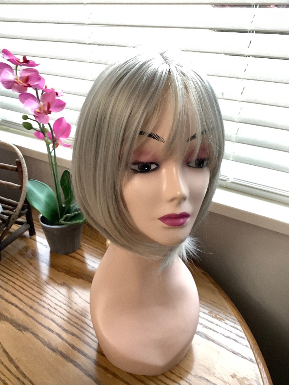 NEW Pretty grey wig
